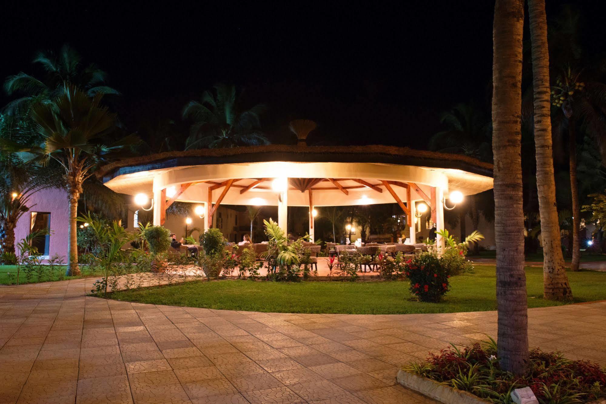 Ocean Bay Hotel & Resort Bakau Екстер'єр фото